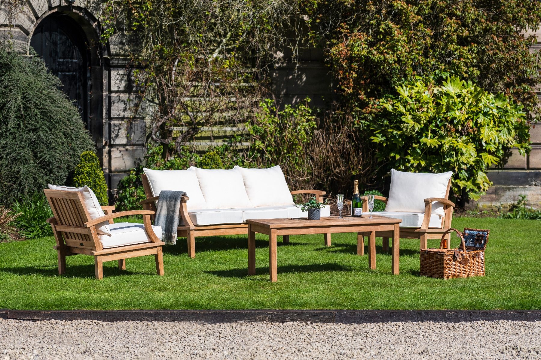 Hochwertige Gartenmöbel vs. günstige Alternativen: Preis-Leistungs-Tipps