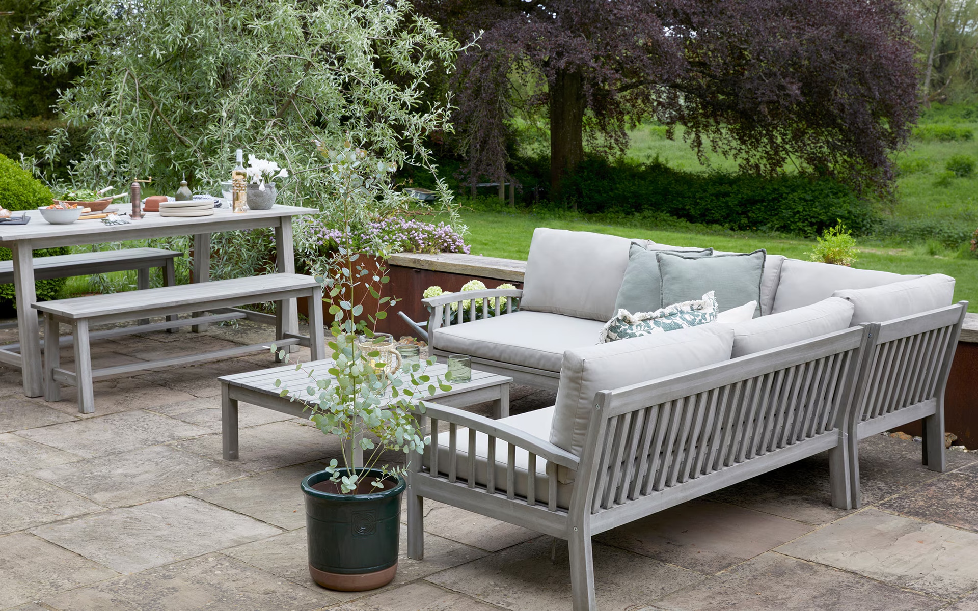 Gartenmöbel reinigen und pflegen – So bleiben sie lange schön